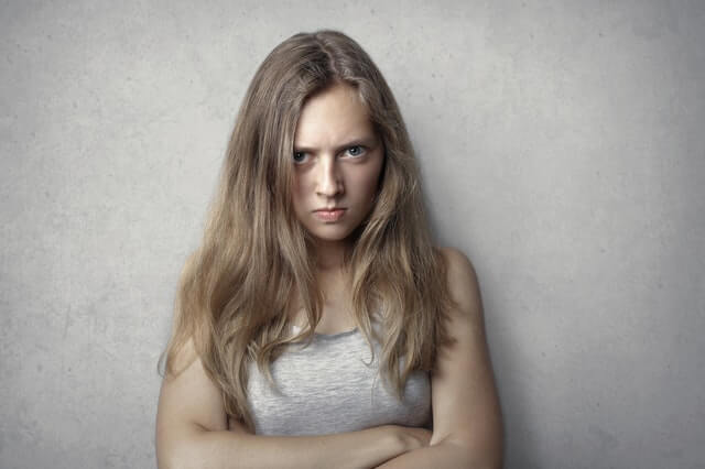 怒りを向ける女性のイメージ